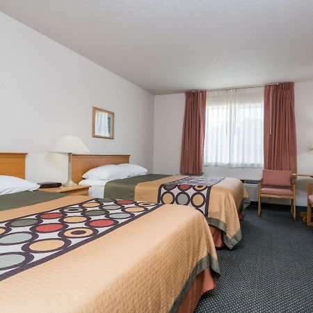 Super 8 By Wyndham Sheldon Hotel Екстериор снимка
