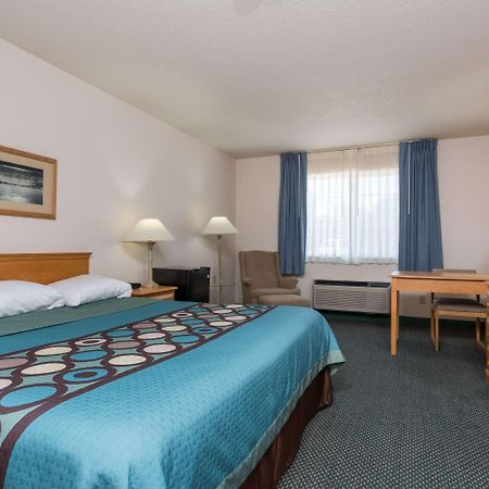 Super 8 By Wyndham Sheldon Hotel Екстериор снимка