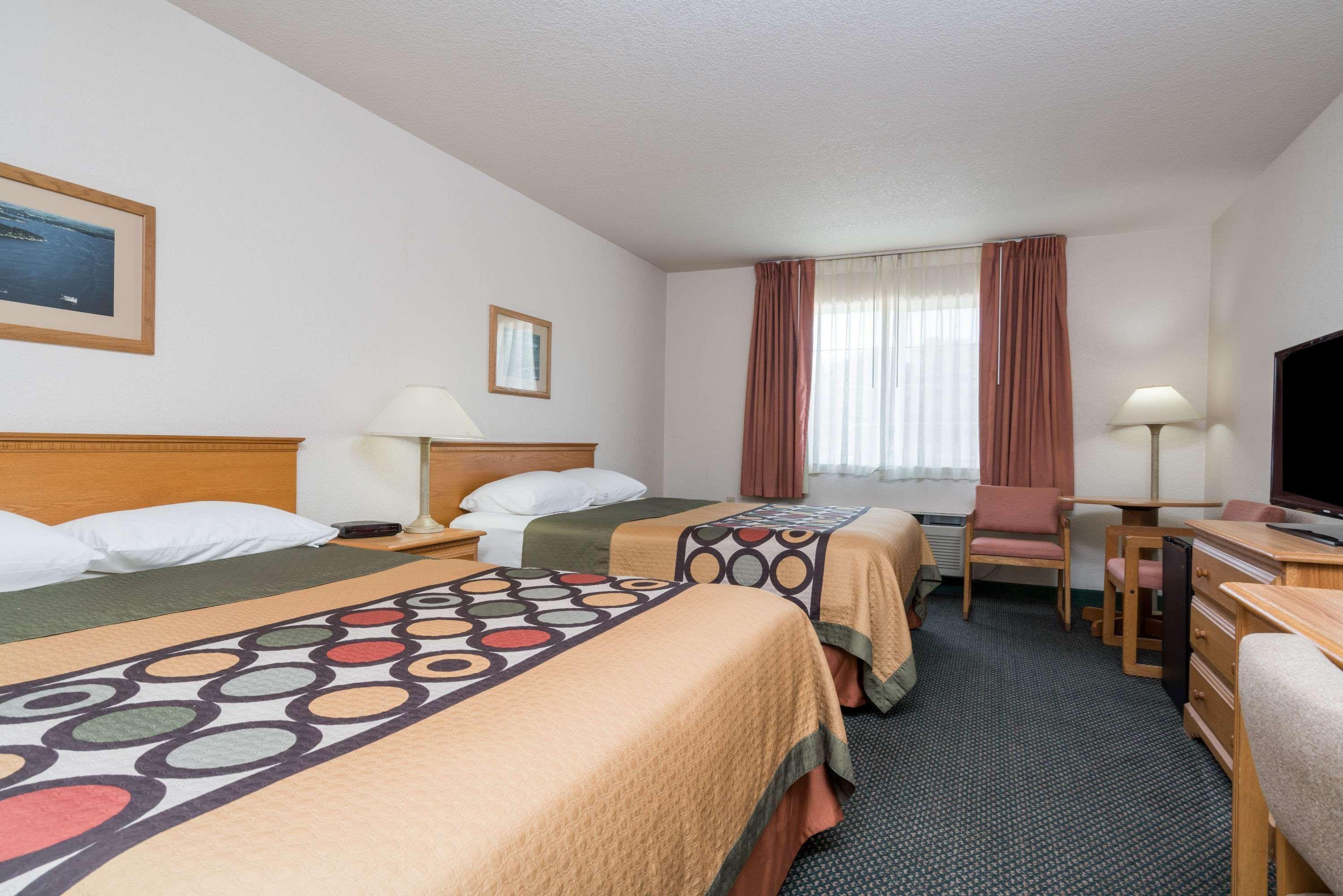 Super 8 By Wyndham Sheldon Hotel Екстериор снимка