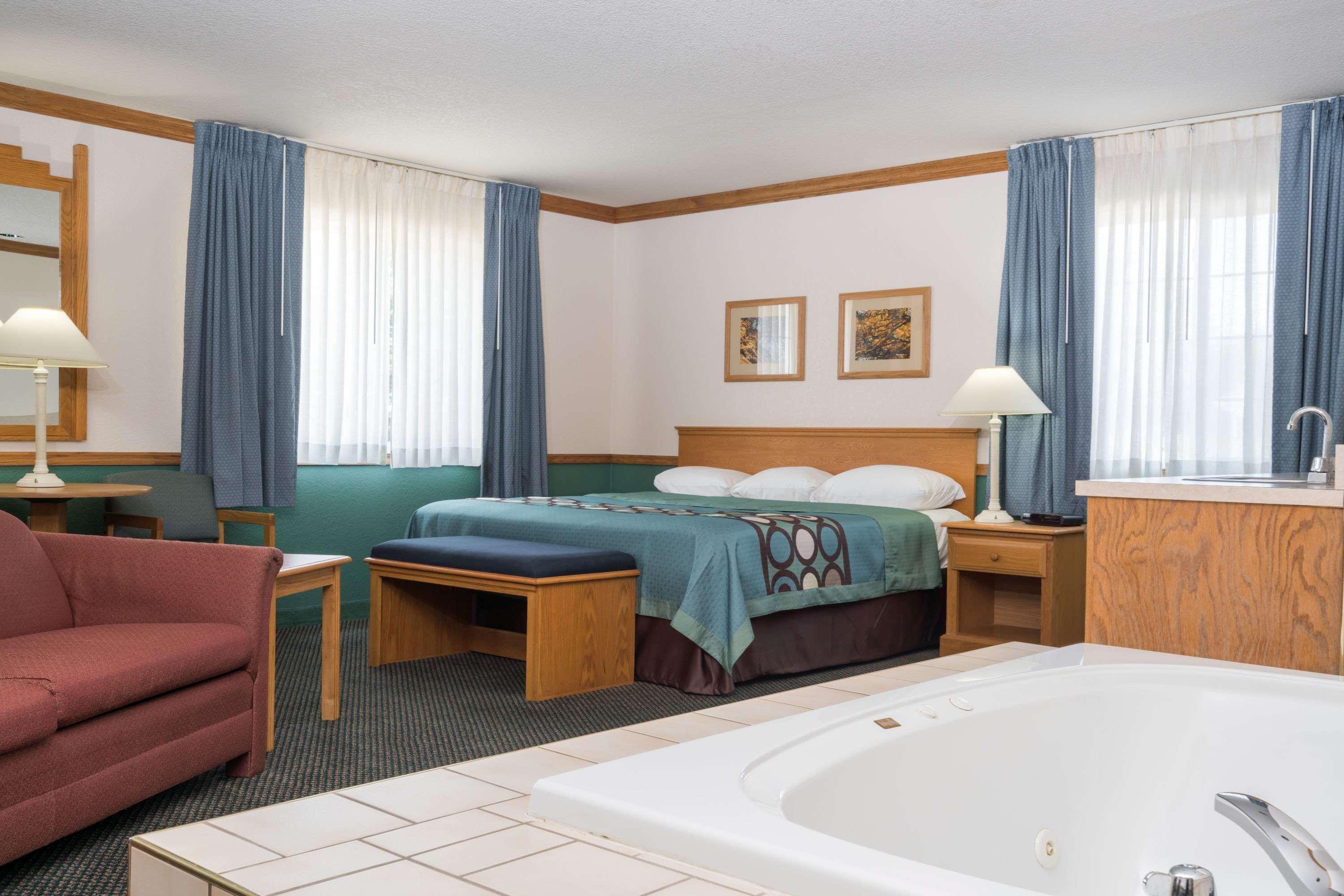 Super 8 By Wyndham Sheldon Hotel Екстериор снимка