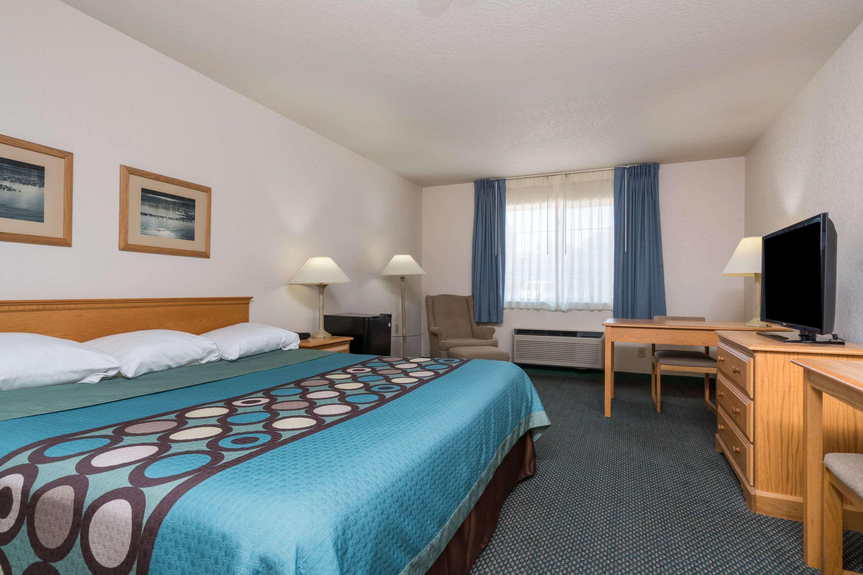 Super 8 By Wyndham Sheldon Hotel Екстериор снимка