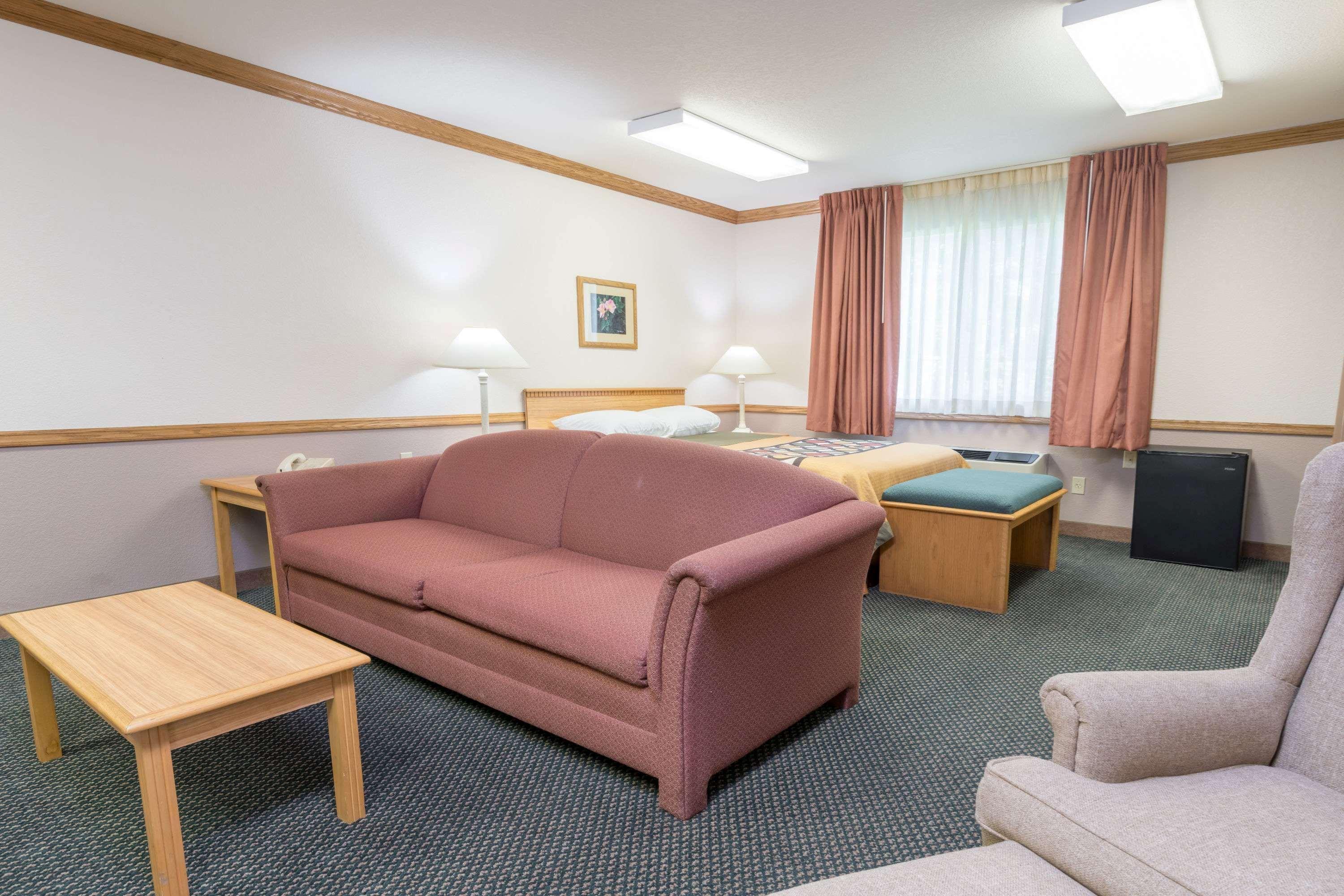 Super 8 By Wyndham Sheldon Hotel Екстериор снимка
