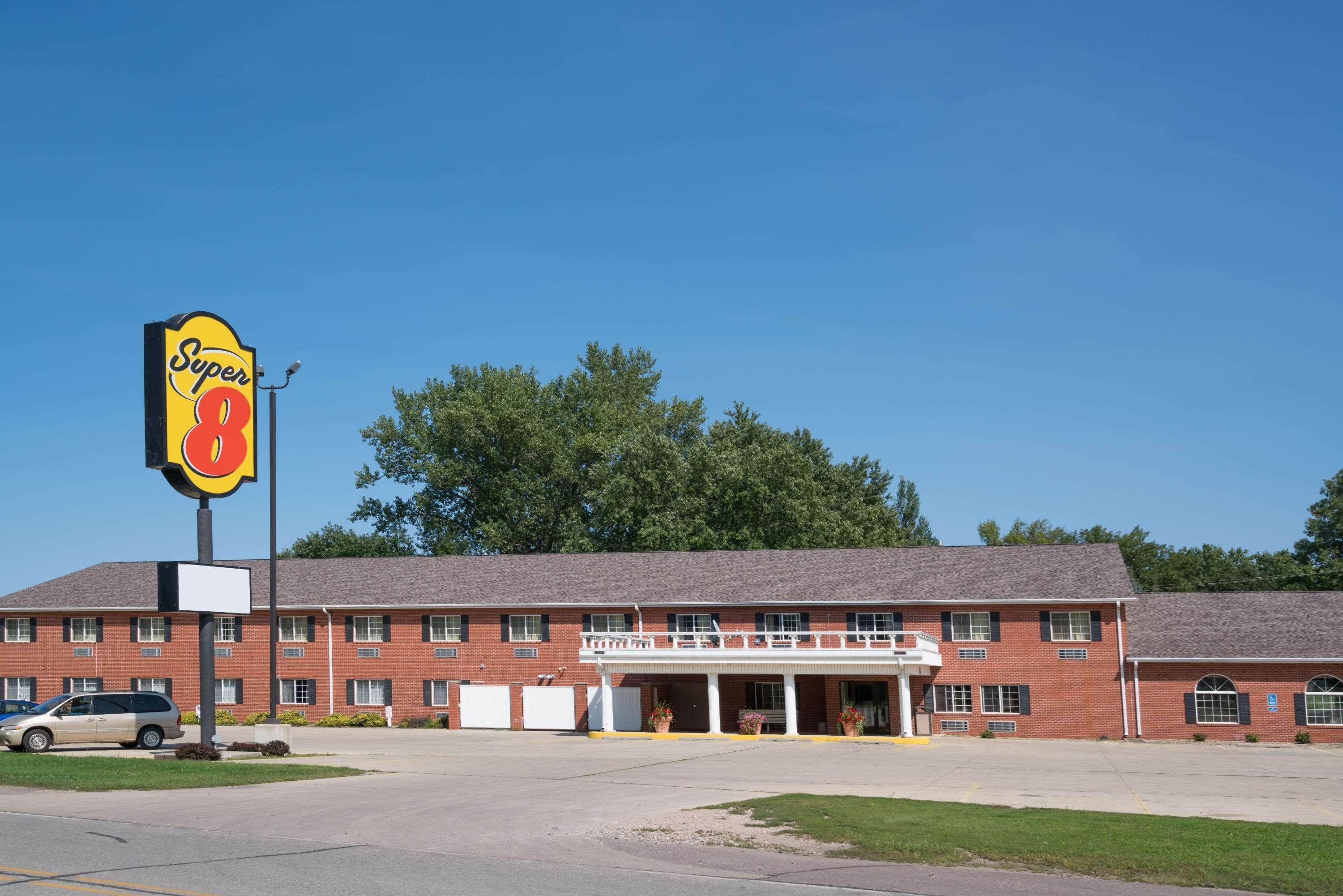 Super 8 By Wyndham Sheldon Hotel Екстериор снимка