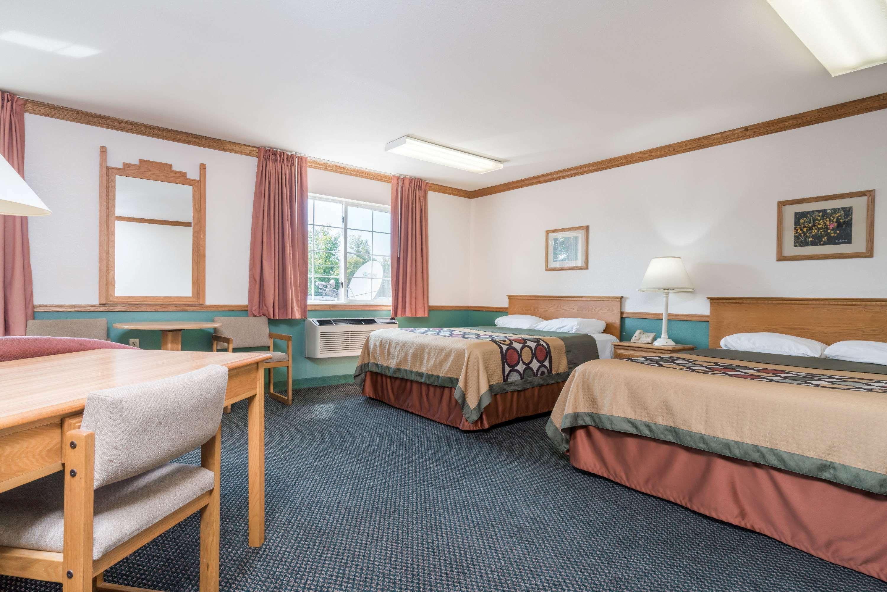 Super 8 By Wyndham Sheldon Hotel Екстериор снимка