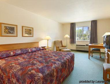 Super 8 By Wyndham Sheldon Hotel Стая снимка